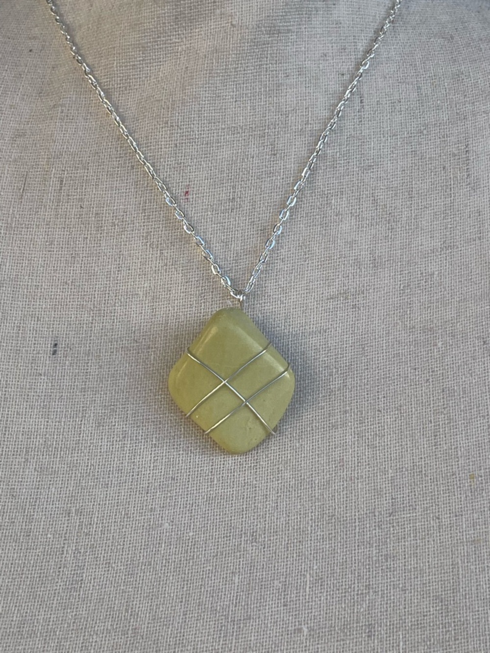 Green Serpentine Silver Tone Wire Wrapped Pendant Necklace - Picture 3 of 4